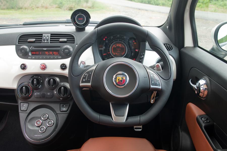 Панель приборов Abarth 500C 2010 года  (UK) (фото 20 из 32)
